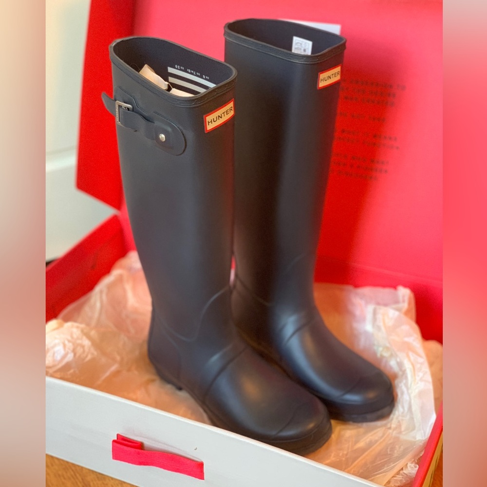 Hunter Wellington Rain Boots. New and unworn. Size 39 (8.5/9 US size). Navy.